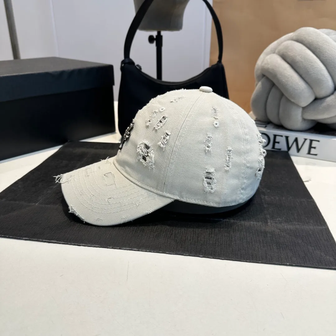 P60 Croxin's new ripped washed cotton baseball cap, a personalized and fashionable style, casual with a cool feel, the same style for men and women! Material: 100% cotton Head circumference: 56-58cm available